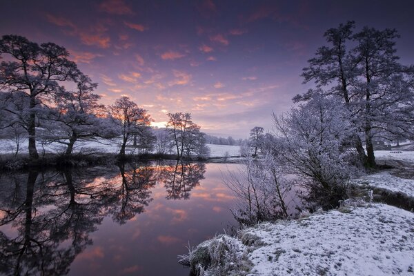 Ciel. Rivière. Hiver. Neige