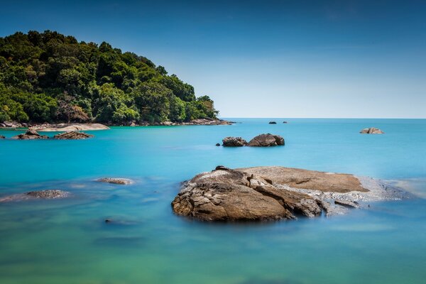 Malerische Steine im Meer in Malaysia