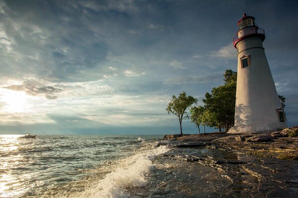 Einsamer Leuchtturm am Meer