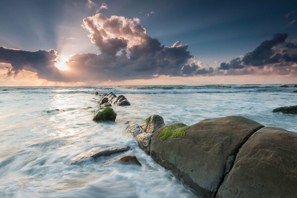 Un sendero de piedras se precipitó al mar