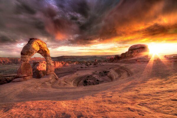 Puesta de sol en el borde de arena