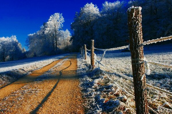 Straße am Morgen mit Frost bedeckt