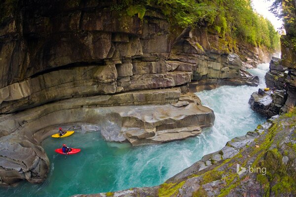 2 Barche a vela lungo il fiume in un canyon