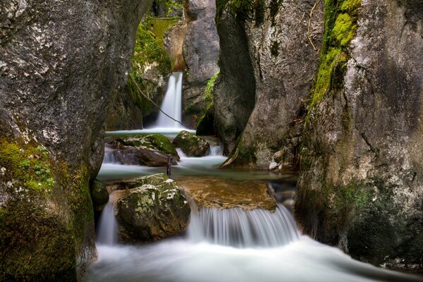 Paisaje de cascada de verano en las montañas