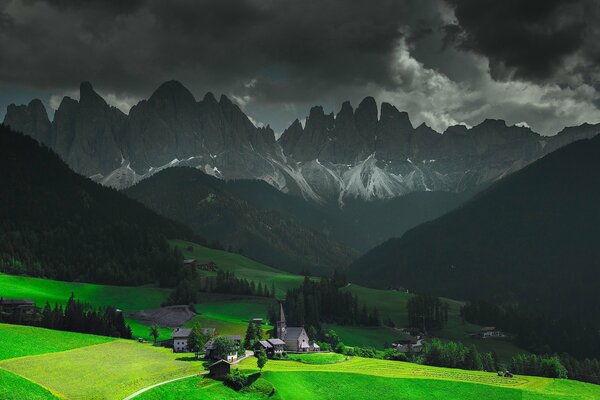 Vallée verte sur fond de montagnes dans les Alpes