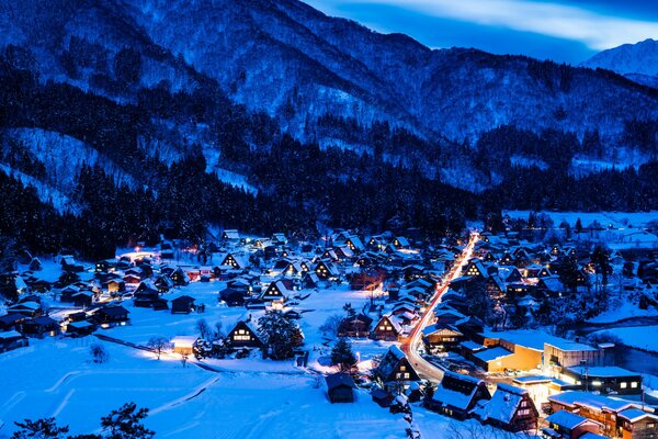 Abendlichter des Dorfes in den Bergen