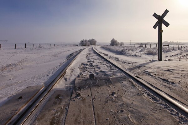 Ferrocarril cubierto de nieve de invierno