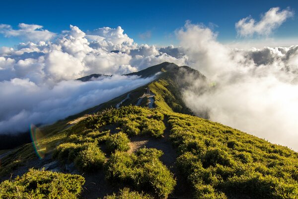 Foto del punto più alto della montagna con le nuvole