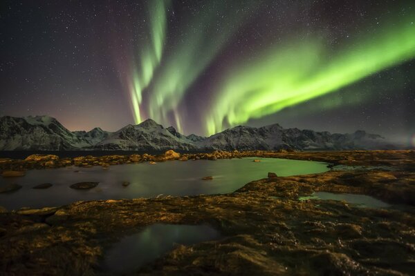 El resplandor estelar de la montaña Noruega