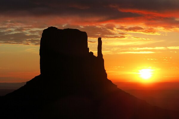 A sunny sunset over a quiet valley