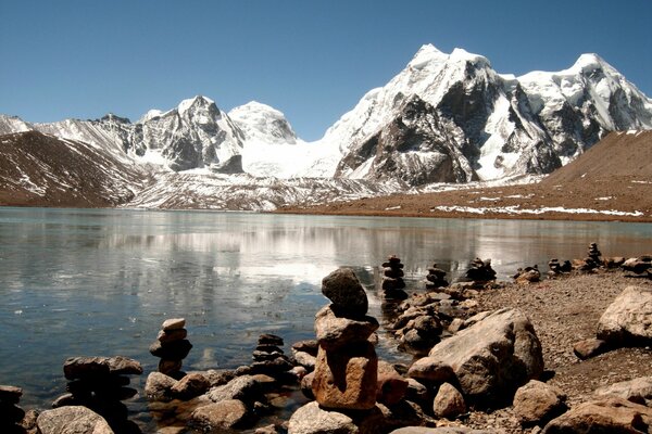 Cuerpo de agua con grandes piedras en la orilla en el Himalaya