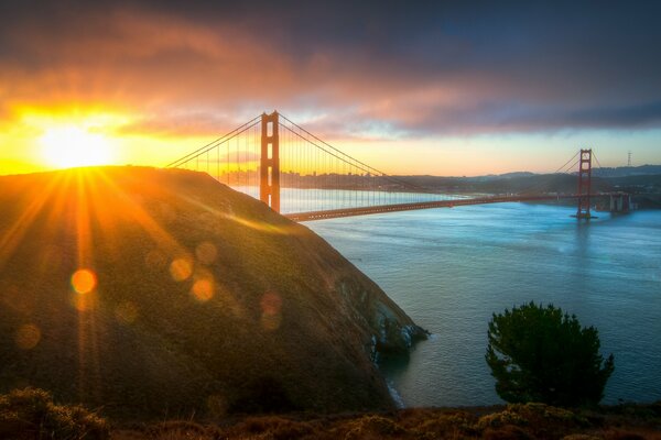 Alba sul Golden Gate Bridge in America