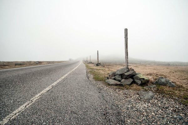 Pilastri lungo la strada del deserto