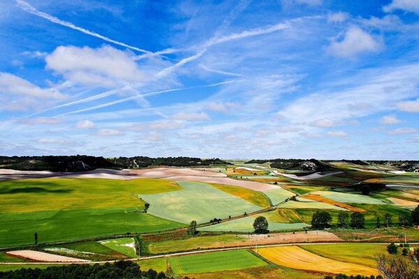 Ein breites Tal . Blauer Himmel mit weißen Wolken