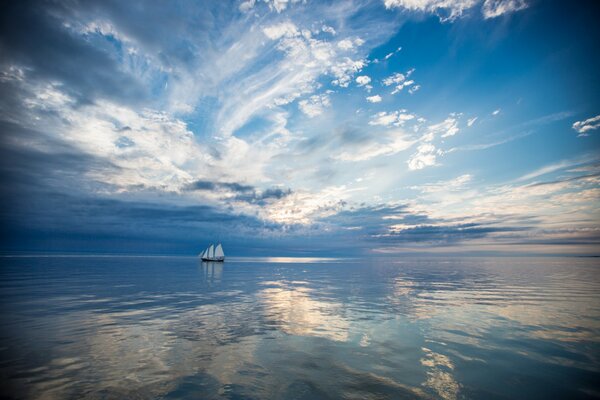 Синее море вдали плывёт корабль