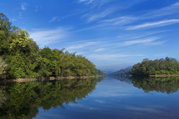 Die wunderschöne Landschaft spiegelt sich im Wasser des Sees wider