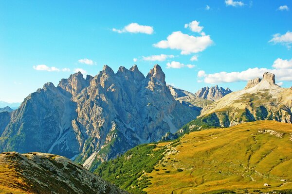 Italia. Alpes. Montañas y prados