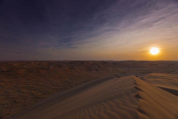 Sol de la mañana en las dunas del desierto