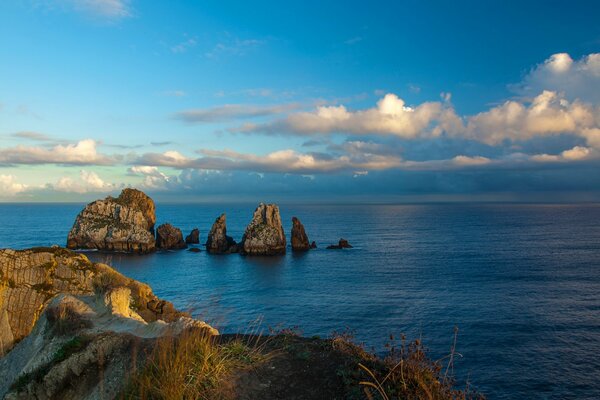 La beauté de la nature. Paysage avec la mer et les rochers