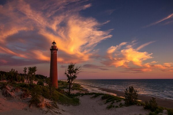 Faro a orillas del lago Michigan