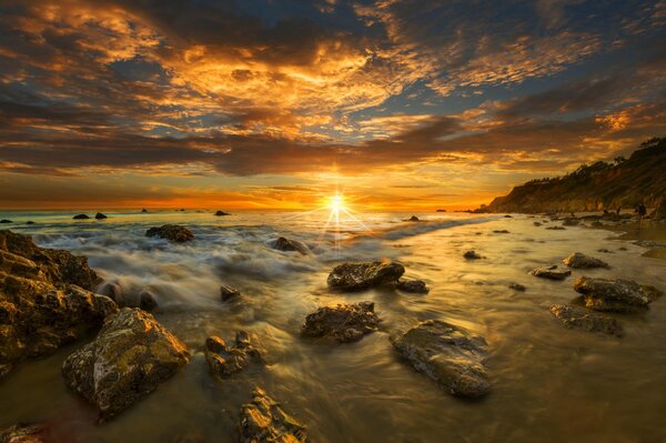 Bellissimo tramonto sulla spiaggia di Malibu in California