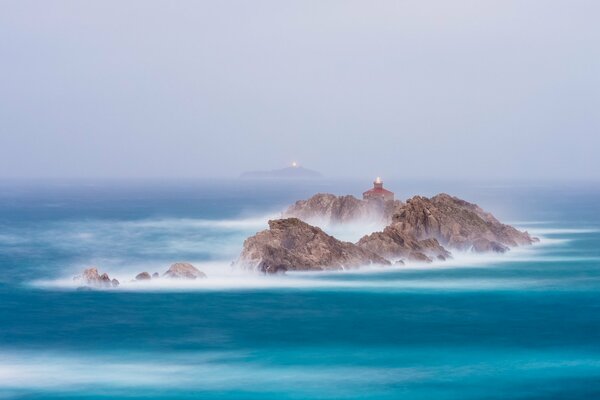 Los faros brillan en el mar