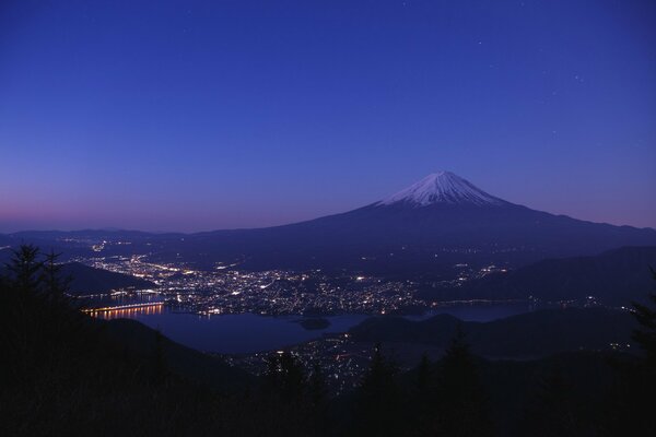 Wieczorne niebo nad górą Fujiyama