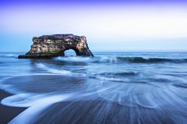 Ein einsamer Felsen im Meer. Schöne Landschaft