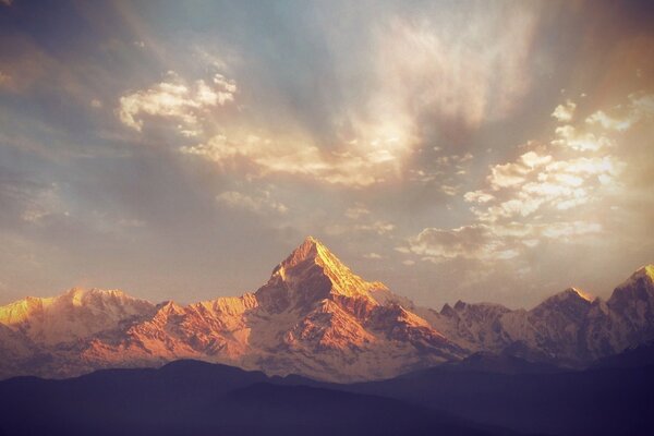 Monte Machapuchare en Nepal, bajo el sol Poniente