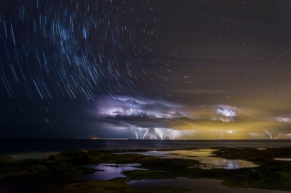 Tempête et foudre dans le ciel nocturne sur les rives de l île de Moriton