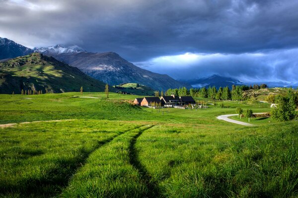 Ein Bergtal auf grünen Wiesen