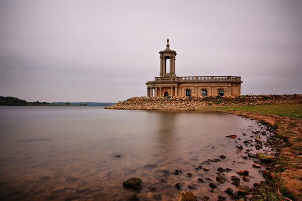 Iglesia cerca del lago de piedra