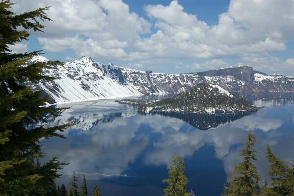 Озеро крейтер на острове crater lake национальный парк с отражением в нём