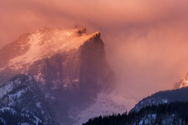 Nebel und Schnee in den Rocky Mountains