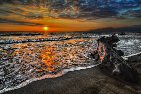 Foto der Morgendämmerung am Meer