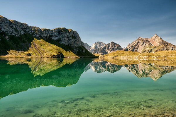 Lago siciliano en las rocas en Italia