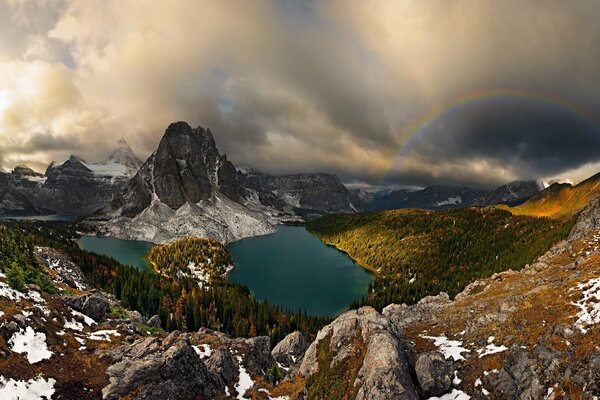 Panorama-Regenbogen über dem Herbst