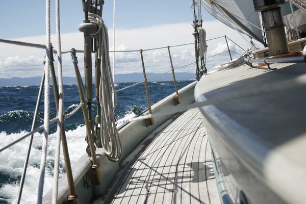 Yacht a vela In mare mosso