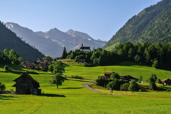 Das Häuschen steht im Bergtal