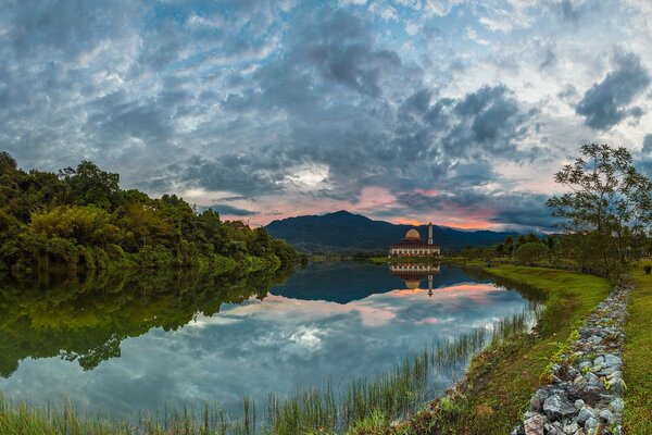 Malaysischer Sonnenuntergang über dem Fluss Senagora