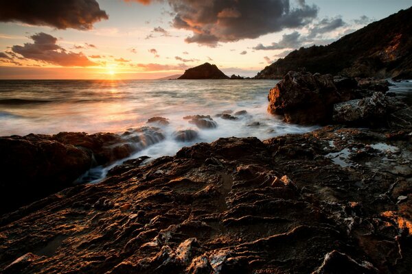 Das Meer. Ufer. Felsen. Sonnenuntergang