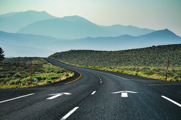 Carretera en California en medio de montañas y colinas