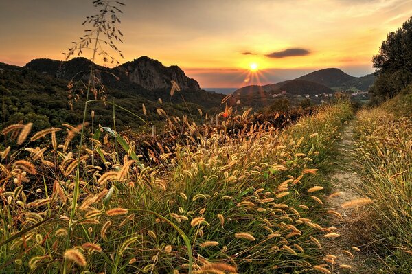 Der Weg führt zu einem wunderschönen Sonnenuntergang in den Bergen