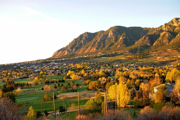 Otoño en la ciudad al pie de las montañas