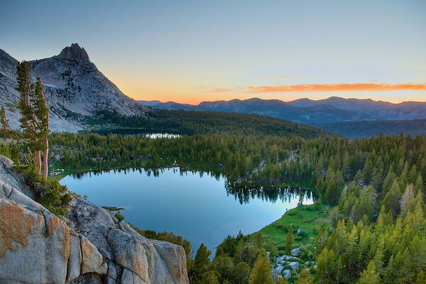 Jeziora i góry w Parku Narodowym Yosemite