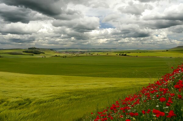 Nuages blancs et gris sur les collines de tosakan