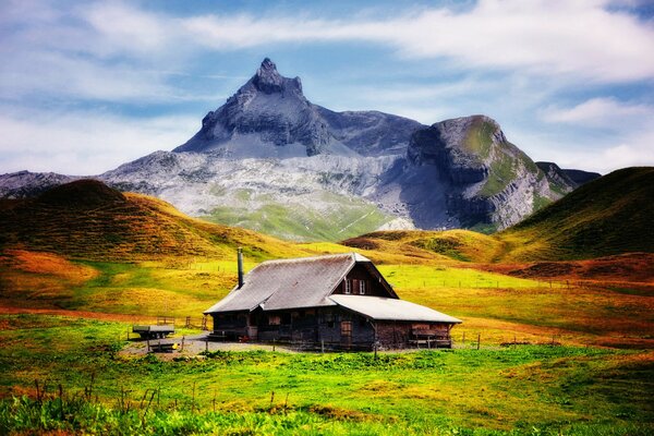 Hermoso paisaje y casa en el fondo de las montañas