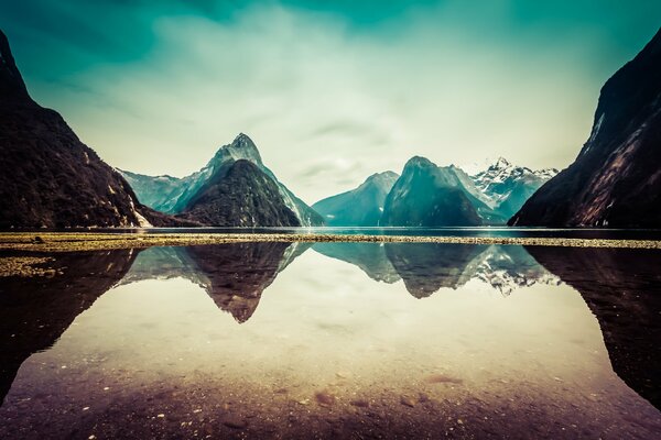 Reflejo de las montañas nevadas en el lago