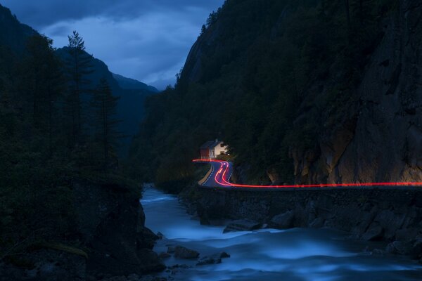 Strada di montagna illuminata da luci