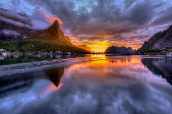 Mer calme sur fond de nuages et de montagnes